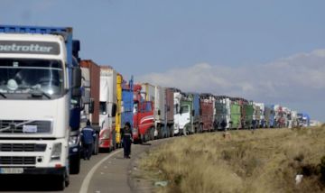 Reportan más de 500 camiones varados en la frontera entre Chile y Bolivia