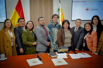 Gobierno y legisladores paceños firman acuerdo para impulsar la carretera Río Abajo-Quillacollo