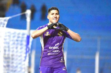Luis Ali festeja su gol.