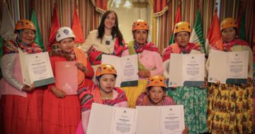 La Paz: Entregan reconocimientos a cholitas escaladoras