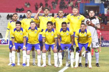 El plantel de Academia del Balompié Boliviano (A.B.B.).  