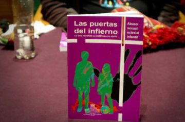 Víctimas de pederastia presentan libro que expone a 21 supuestos agresores y 28 “encubridores”