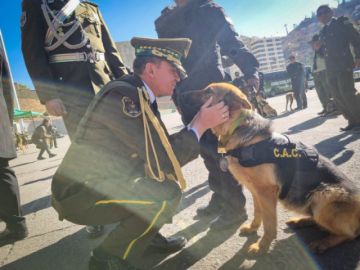 Policía Boliviana jubiló con honores a oficiales caninos