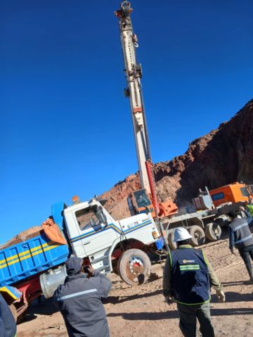 Rescatan una volqueta cuando se deslizaba en hundimiento del Cerro Rico