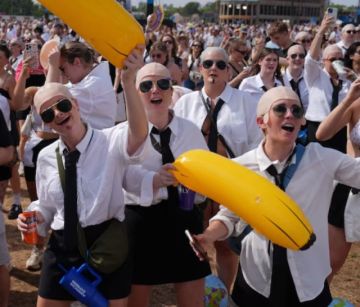 Fans de Pitbull rompen récord Guinness,  20 mil personas con calvas postizas