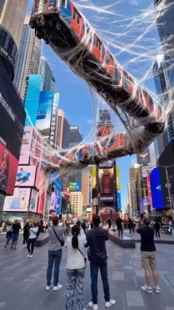 Nueva York: Cuelgan trenes sostenidos por telarañas para el estreno de Spiderman Brand New Day