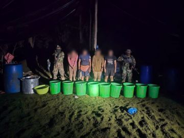 FELCN aprehende a cinco personas y destruye diez fábricas móviles en Cochabamba