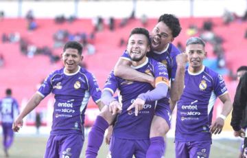 Los jugadores de Real Potosí celebran el gol del empate marcado por Imanol Cárdenas.
