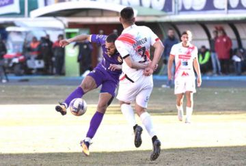El jugador lila Jeferson Rivas remata el balón.