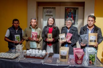 Bolivianos productores de té verde y rojo destacan en certamen artesanal del té Sudamericano