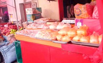 Comerciantes reciben pollo en 10 Bolivianos y revenden en 21
