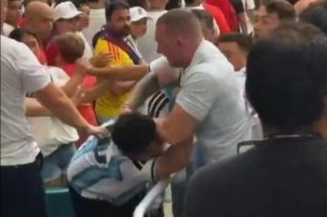 Hinchas de Argentina y Inglaterra protagonizan confrontación en graderías en medio del encuentro