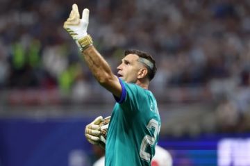 ‘Dibu’ Martínez: “Todos los especialistas de mano me decían que no podía jugar”