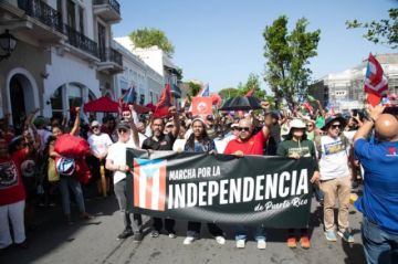 Miles de personas reclaman la independencia de Puerto Rico al son de Bad Bunny y Residente