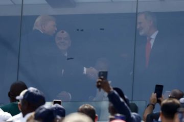 Trump saluda a Felipe VI y Pedro Sánchez en el palco de la final