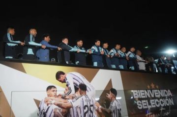 Algunos jugadores de la selección argentina regresan a su país tras la final ante España