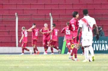 Los jugadores de Real Oruro celebran uno de los goles.