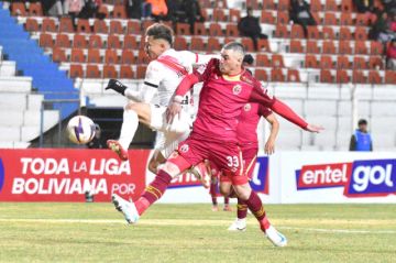 Los defensores de la visita cortan uno de los ataques de la banda roja.
