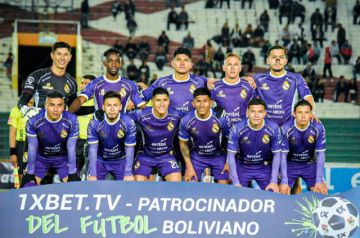 El equipo de Real Potosí festeja el triunfo en la capital.