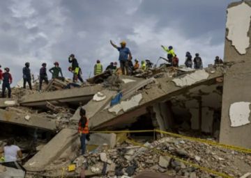 Venezolanos siguen buscando a los desaparecidos un mes después de los terremotos