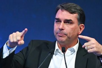 Flávio Bolsonaro lanzará su candidatura junto a Milei con el reto de unificar a la derecha brasileña