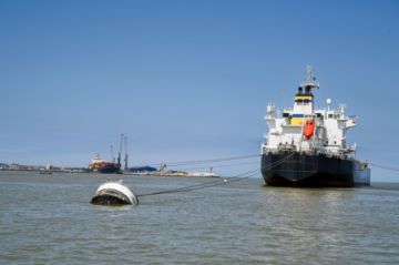 YPFB inicia descarga de diésel en Arica y moviliza 48 millones de litros hacia Bolivia