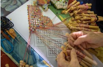 El encaje de bolillos, una tradición que exige concentración y soltura