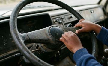 Un niño de 10 años chocó un camión contra una vivienda y derribó una pared