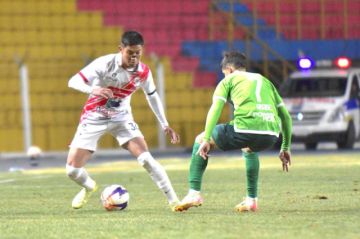 Kevin Bailaba (d) trata de eludir a su marcador.
