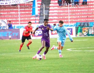 El jugador de Real Potosí, Kevin Villegas, controla el balón.