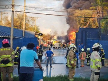 Bomberos controlan el incendio en el Parque Industrial de Santa Cruz