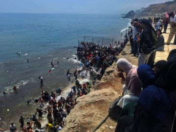 España: Cruce descontrolado de migrantes en Ceuta deja 18 fallecidos