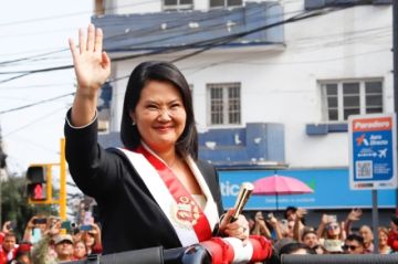 Keiko Fujimori preside el tradicional desfile por la independencia de Perú ante miles de personas