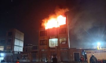 El Alto: Incendio consume fábrica de confección de zapatos
