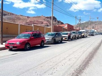 Choferes protestan por retraso en la venta de carburantes