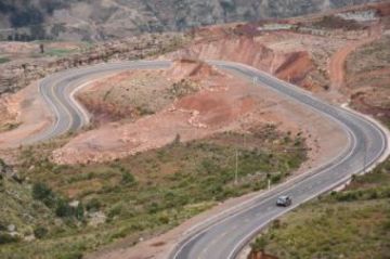Vehículo sin placas se accidenta y su conductor pierde la vida en el norte de Potosí