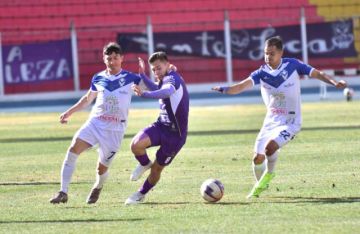El jugador de Real Potosí, Imanol Cárdenas, lucha por el balón.