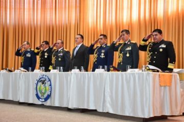 Fuerzas Armadas otorgan reconocimientos a autoridades civiles