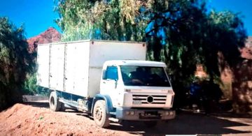Delincuentes roban Bs 238 mil del interior de un vehículo estacionado 