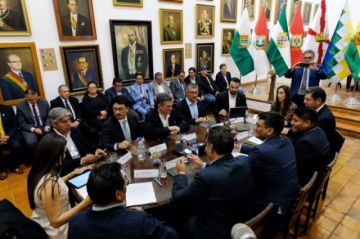 Este es el acuerdo firmado por el presidente Paz y los gobernadores en Sucre