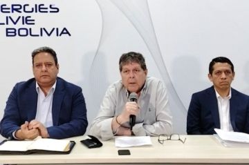 Gobierno atribuye las filas por combustible a la corrupción de YPFB