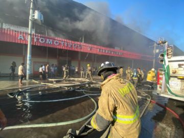 Voraz incendio consume galpón en la feria Barrio Lindo en Santa Cruz