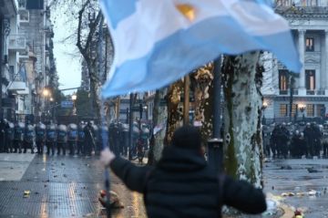 Protesta contra un proyecto de Milei sobre propiedad privada termina en fuerte carga policial