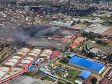 Gobierno moviliza helicópteros y personal militar para combatir el incendio en Barrio Lindo