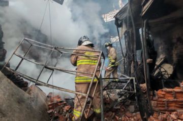 Luego más de 36 horas de trabajo, logran extinguir el fuego en la feria Barrio Lindo