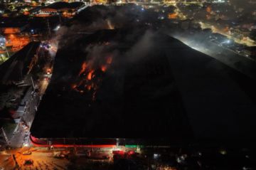 Persiste el fuego en algunos sectores de la feria Barrio Lindo