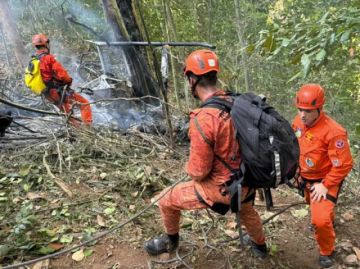 Cuatro personas fallecen tras estrellarse un helicóptero en un área boscosa de Río de Janeiro