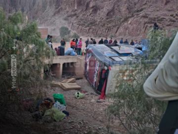 Tupiza: bus sufre vuelco y deja personas heridas 