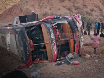 Tupiza: bus sufre vuelco y deja personas heridas 