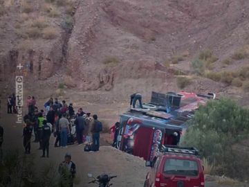 Tupiza: bus sufre vuelco y deja personas heridas 